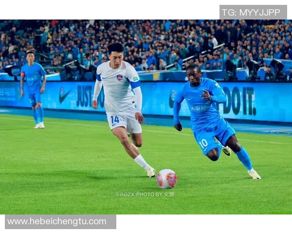 中锋位置上的足球明星们如何在比赛中展现个人魅力与团队合作精神 中锋位置上的足球明星们如何在比赛中展现个人魅力与团队合作精神